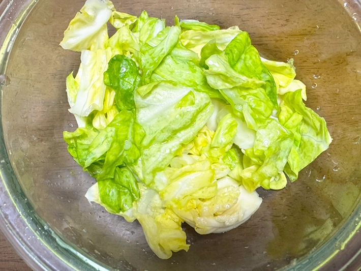 キャベツを水切りする写真（撮影：grapeフード編集部）