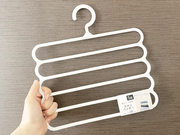 ズボンハンガーを持った写真（撮影：grapeライフハック編集部）