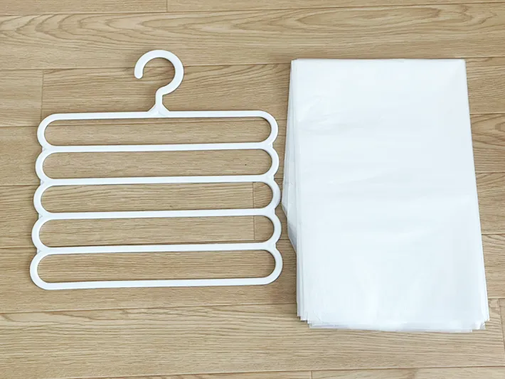 ズボンハンガーとゴミ袋を並べた写真（撮影：grapeライフハック編集部）