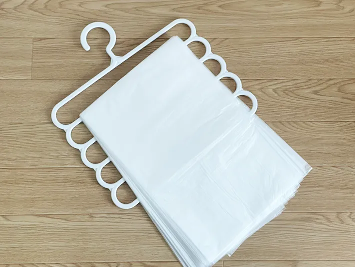 ズボンハンガーの上段にゴミ袋をかける（撮影：grapeライフハック編集部）