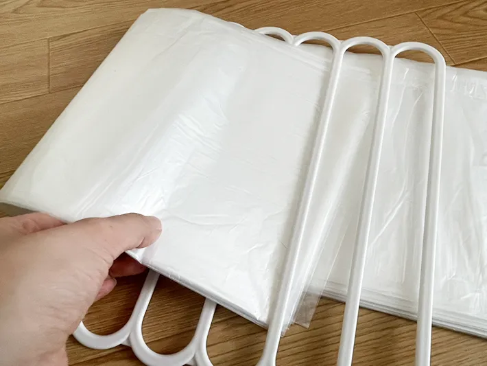 ズボンハンガーにゴミ袋をかける写真（撮影：grapeライフハック編集部）