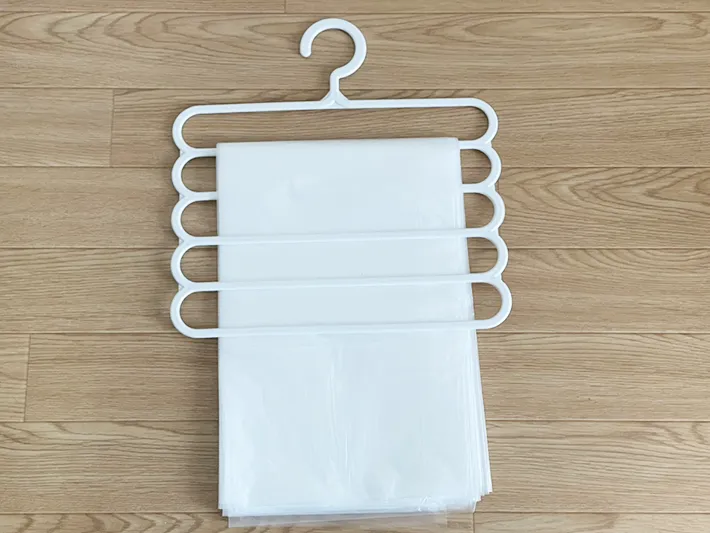 ズボンハンガーにゴミ袋をかけて置いた写真（撮影：grapeライフハック編集部）