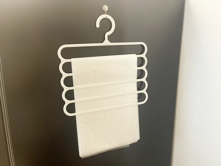 ゴミ袋をかけたズボンハンガーをフックにかけた（撮影：grapeライフハック編集部）