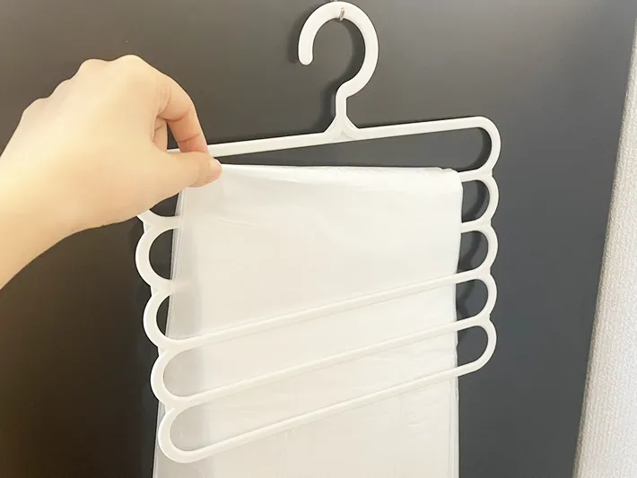 ズボンハンガーにかけたゴミ袋を取り出す写真（撮影：grapeライフハック編集部）