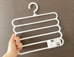 ズボンハンガーを持った写真（撮影：grapeライフハック編集部）