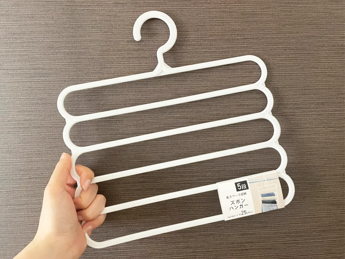 ズボンハンガーを持った写真(撮影:grapeライフハック編集部)