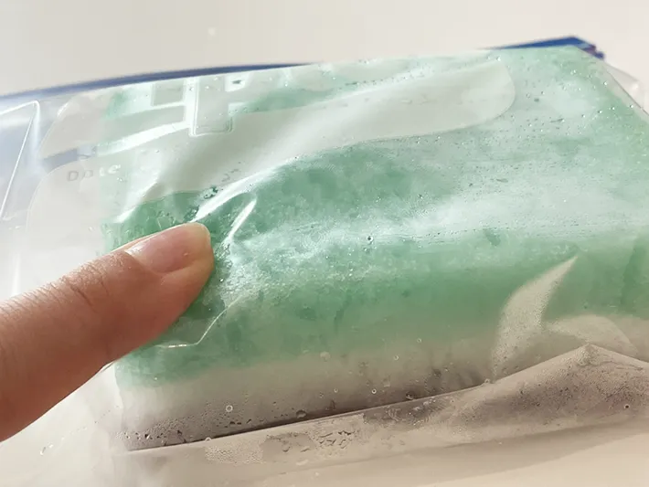 冷凍スポンジを30分後に触った写真