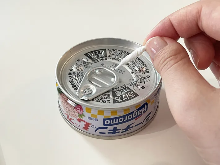 ツナ缶の穴にティッシュを差す写真