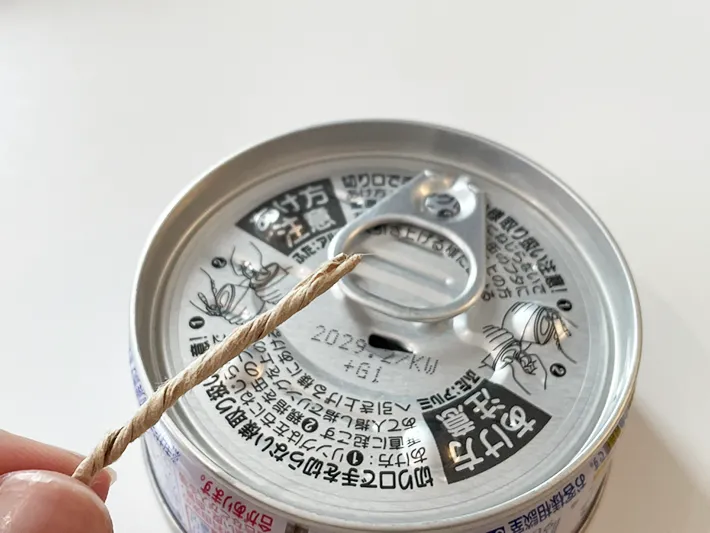 コーヒーフィルターのこよりをツナ缶の穴に挿す前の写真