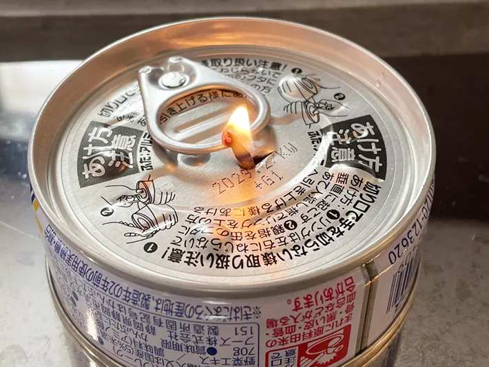 コーヒーフィルターのツナ缶ランプに火をつけた写真