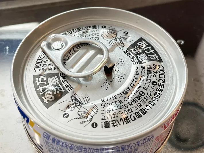 コーヒーフィルターのツナ缶ランプの火が消えた後の写真