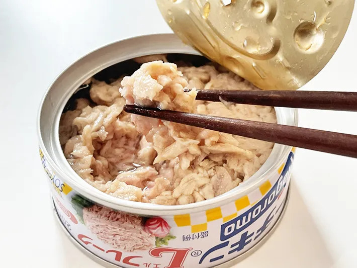 ツナ缶の中身を箸で持ち上げる写真