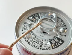 コーヒーフィルターのこよりをツナ缶の穴に挿す前の写真