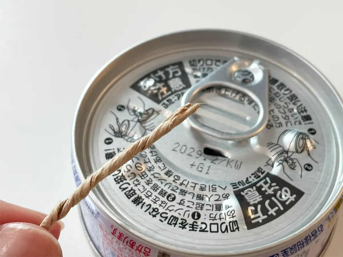 コーヒーフィルターのこよりをツナ缶の穴に挿す前の写真