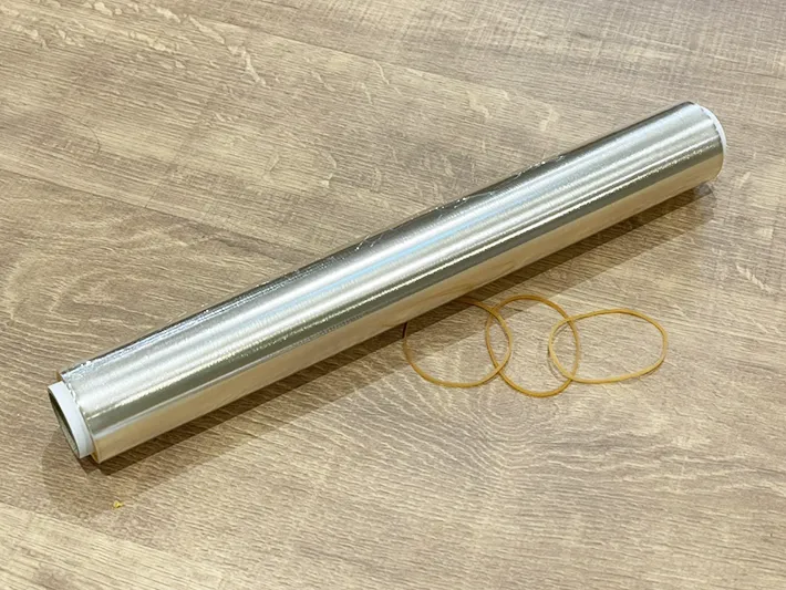 輪ゴムとラップを並べた写真