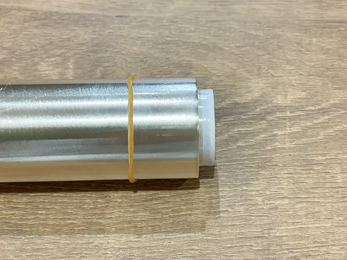 輪ゴムをラップに巻いた写真