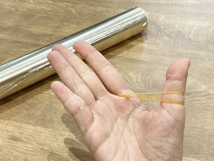 指に輪ゴムを引っかけた写真