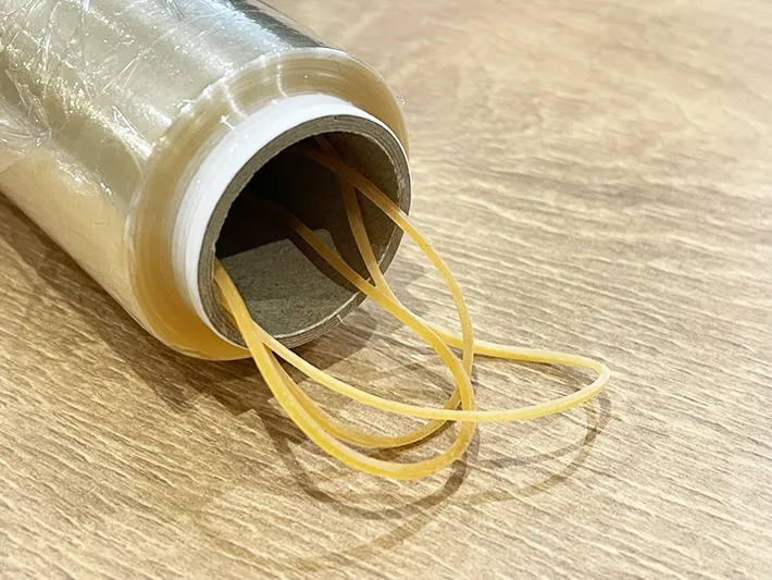 ラップの筒の中に輪ゴムを入れる写真