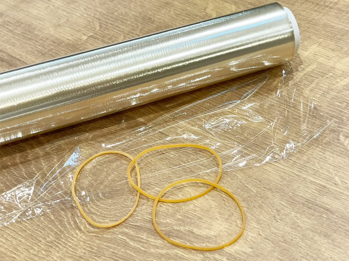 輪ゴムを使用してラップの切り口を探している写真