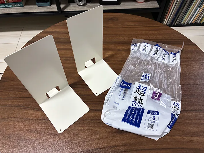 机に置かれた食パンの袋と2個のブックエンドの写真（撮影：grapeライフハック編集部）