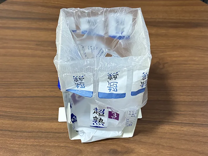 食パン袋をかぶせたブックエンドの写真（撮影：grapeライフハック編集部）