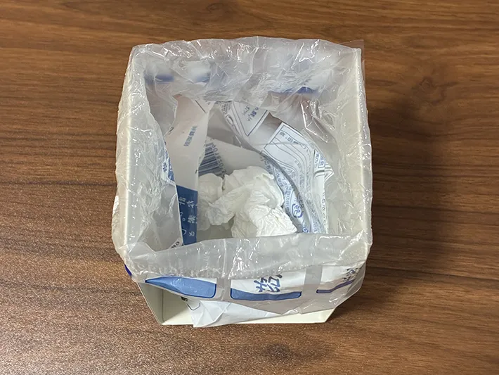 ティッシュなどが入ったミニゴミ箱の写真（撮影：grapeライフハック編集部）
