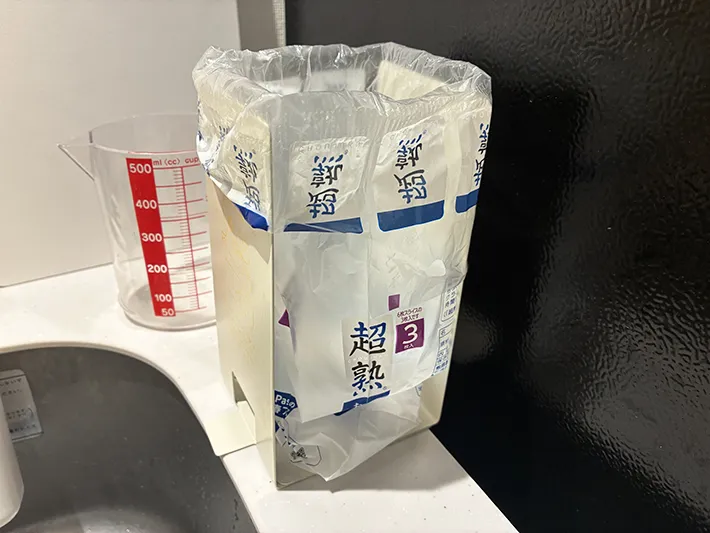 キッチンに置かれたミニゴミ箱の写真（撮影：grapeライフハック編集部）