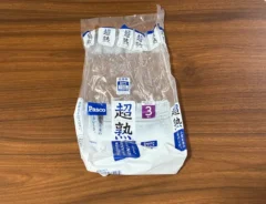 机に置かれた食パンの袋の写真（撮影：grapeライフハック編集部）