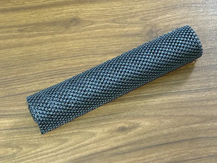 机の上に置かれたすべり止めシートの写真（撮影：grape編集部）