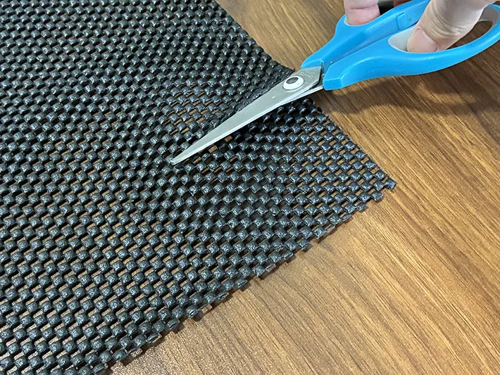 すべり止めシートをハサミで切る場面の写真（撮影：grapeライフハック編集部）