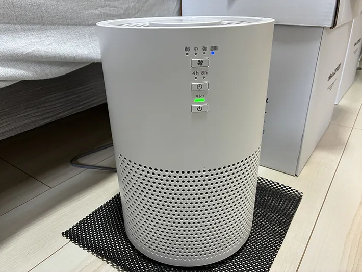 すべり止めシートを敷いた空気清浄器の写真（撮影：grapeライフハック編集部）