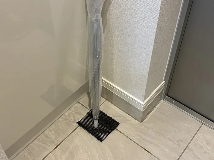 すべり止めシートの上に置いた傘の写真（撮影：grapeライフハック編集部）
