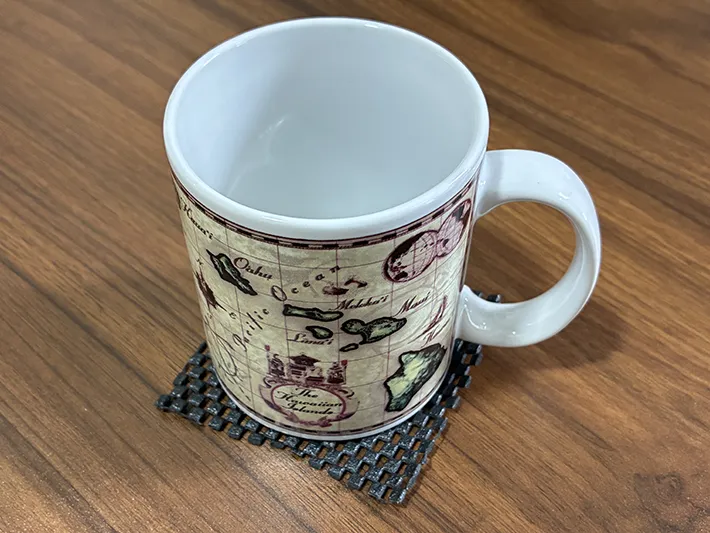 すべり止めシートの上に置いたマグカップの写真（撮影：grapeライフハック編集部）