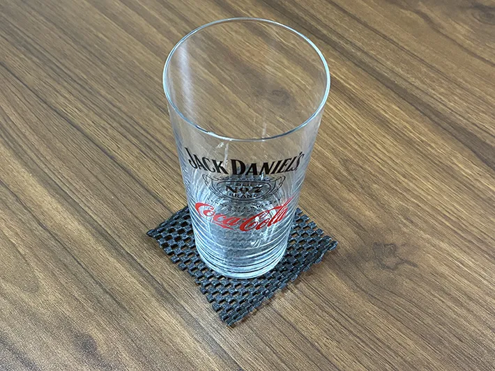 すべり止めシートの上に置いたグラスの写真（撮影：grapeライフハック編集部）