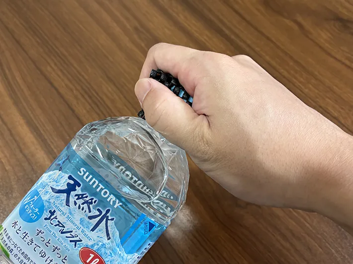 すべり止めシートをかぶせてキャップを開ける場面の写真（撮影：grapeライフハック編集部）