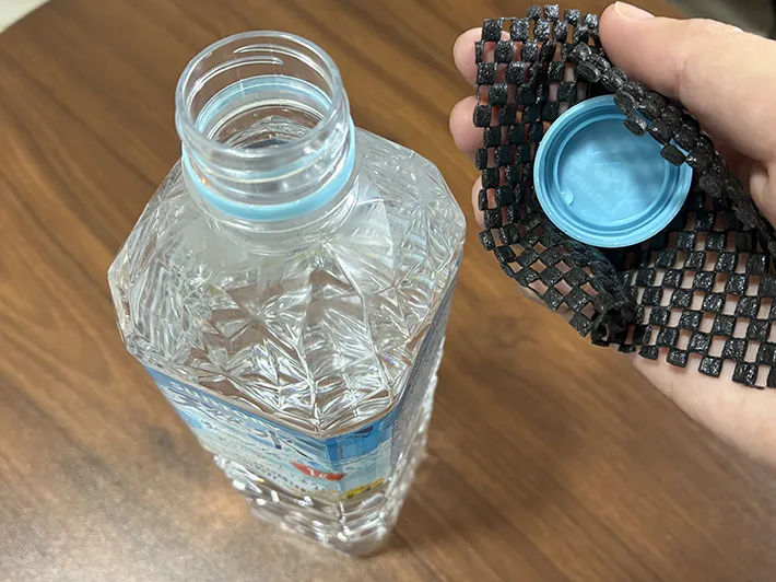 すべり止めシートをかぶせてキャップを開けた場面の写真（撮影：grapeライフハック編集部）