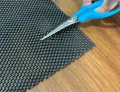 すべり止めシートをハサミで切る場面の写真（撮影：grapeライフハック編集部）