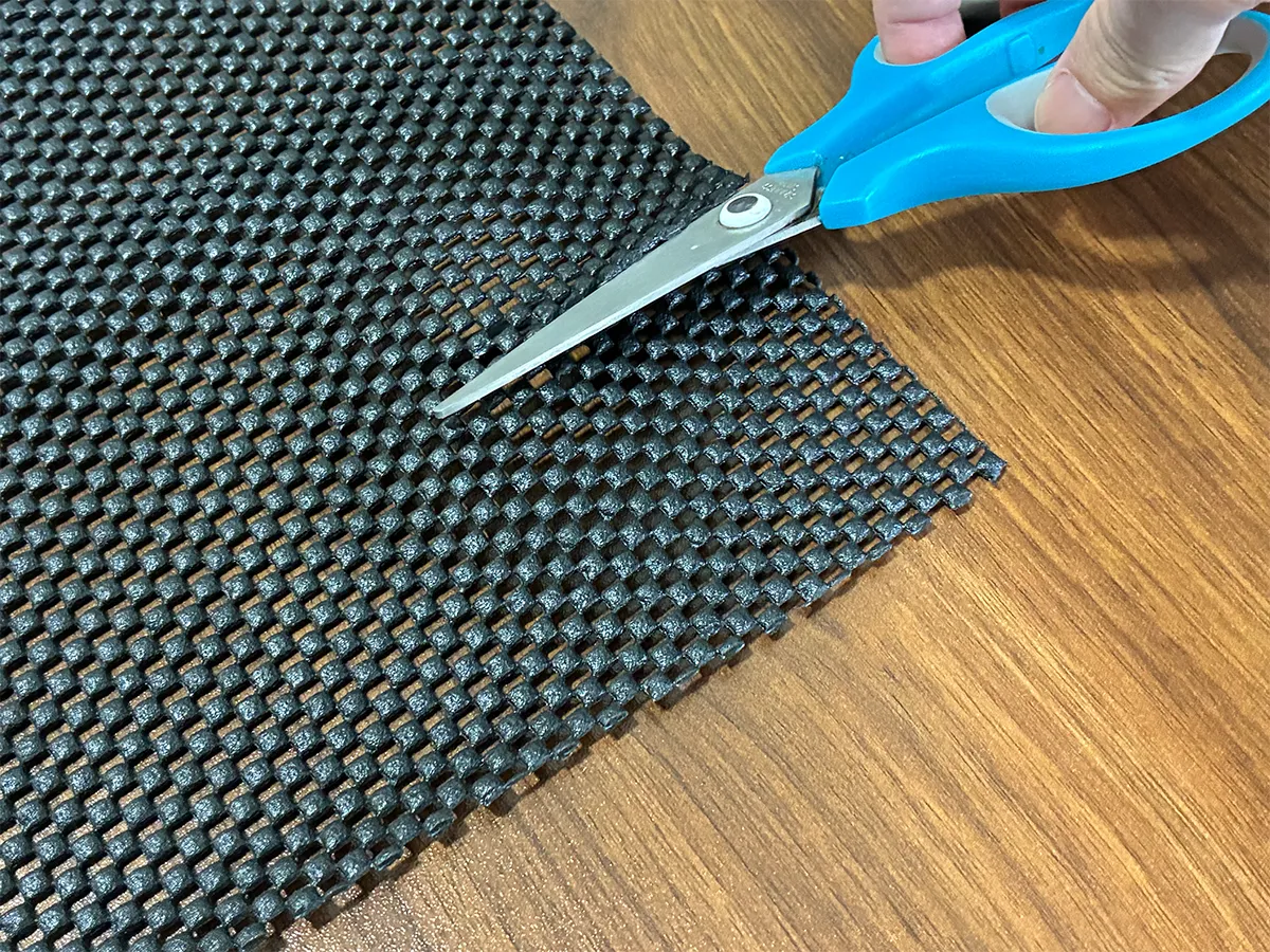 すべり止めシートをハサミで切る場面の写真（撮影：grapeライフハック編集部）