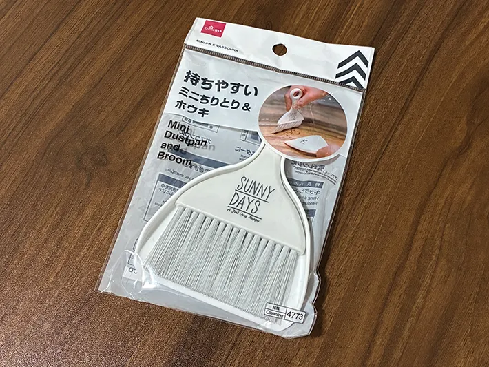机に置かれたミニほうきの写真（撮影：grapeライフハック編集部）