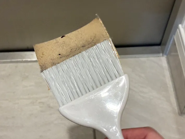 手に持った、掃除後のミニほうきの写真（撮影：grapeライフハック編集部）