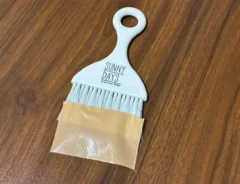 毛先にガムテープをつけたミニほうきの写真（撮影：grapeライフハック編集部）