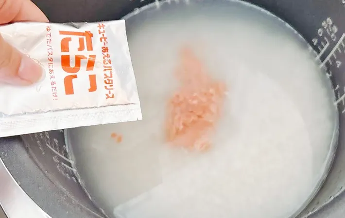 『チキンとたらこの炊き込みごはん』を作る写真（撮影：キジカク）