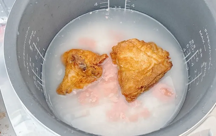 『チキンとたらこの炊き込みごはん』を作る写真（撮影：キジカク）