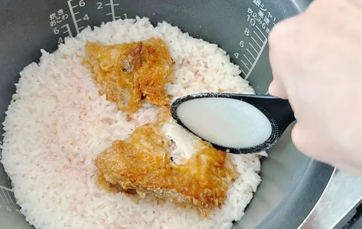 『チキンとたらこの炊き込みごはん』を作る写真（撮影：キジカク）