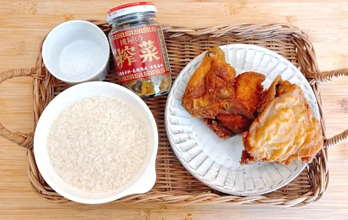 『鶏とザーサイの炊き込みごはん』の材料写真（撮影：キジカク）