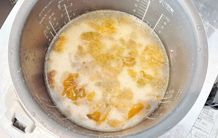 『鶏とザーサイの炊き込みごはん』を作る写真（撮影：キジカク）