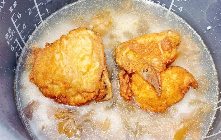 『鶏とザーサイの炊き込みごはん』を作る写真（撮影：キジカク）