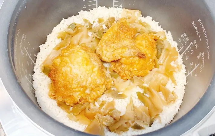 『鶏とザーサイの炊き込みごはん』を作る写真（撮影：キジカク）