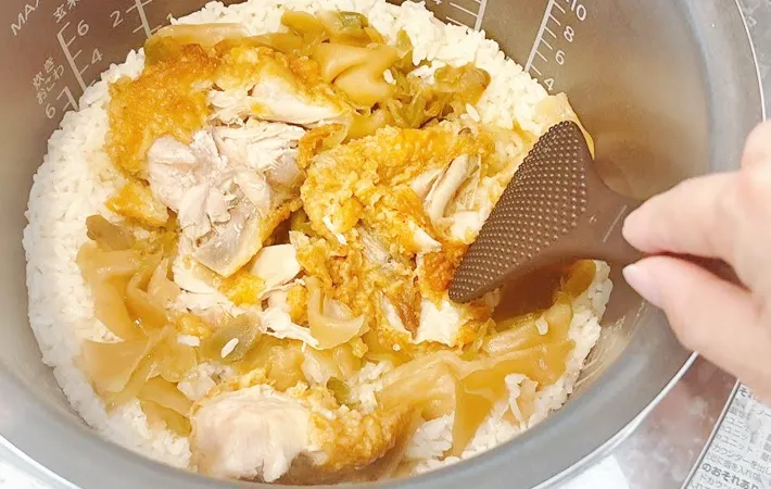 『鶏とザーサイの炊き込みごはん』を作る写真（撮影：キジカク）