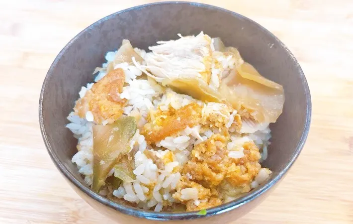 『鶏とザーサイの炊き込みごはん』の完成写真（撮影：キジカク）